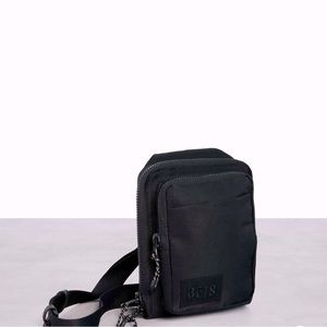 BÉIS BEIS Sport Sling in Black.